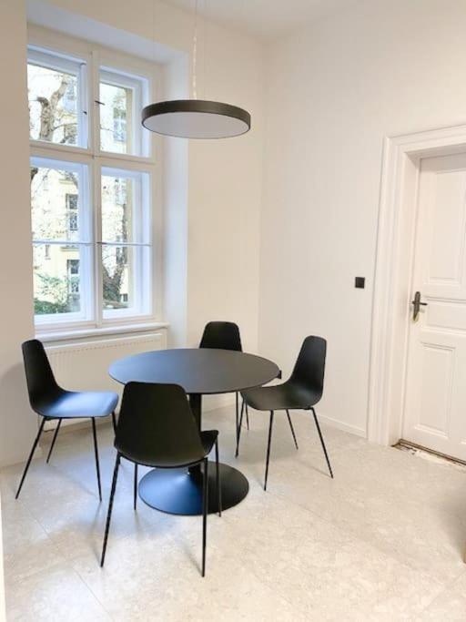 Capitol Deluxe Apartment Praha Bagian luar foto