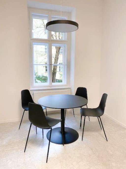 Capitol Deluxe Apartment Praha Bagian luar foto
