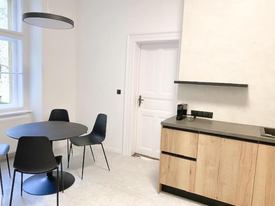 Capitol Deluxe Apartment Praha Bagian luar foto